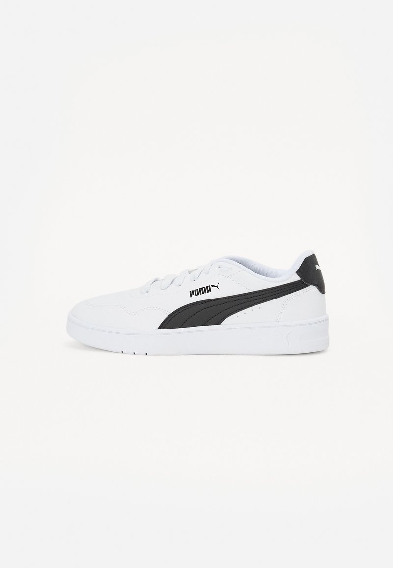 Zapatillas blancas con parte superior de cuero liso, franja lateral negra, cuello acolchado y suela de goma con suelas texturizadas.