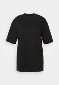 Černé oversized tričko vyrobené z bavlny s kulatým výstřihem. Má krátké rukávy a malou značkovou štítku na lemu. Hladká textura.