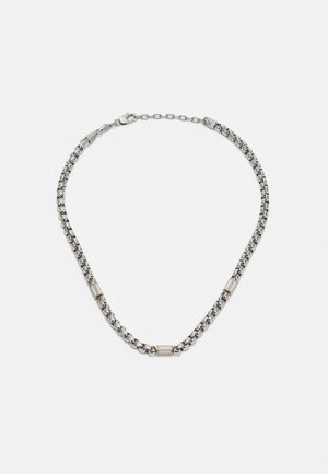 Collier en chaîne argentée avec des accents dorés intercalés, présentant un design à maillons arrondis et un fermoir texturé pour un maintien sécurisé.