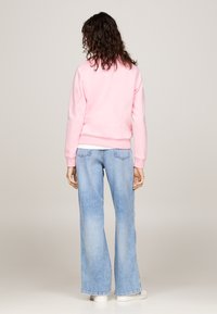 Tommy Jeans FLAG CREW - Sportinis megztinis - ballet pink