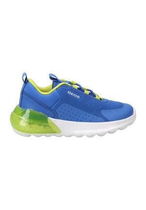 Sneakers blu con tomaia in rete, dettagli verdi e tallone in gel trasparente. Suola bianca con noduli di ammortizzazione rotondi. Logo Geox sul lato.