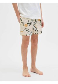 Shorts fleuris en crème clair, ornés de motifs botaniques verts et oranges. Fabriqués dans un tissu doux avec des poches latérales, coupe ajustée.