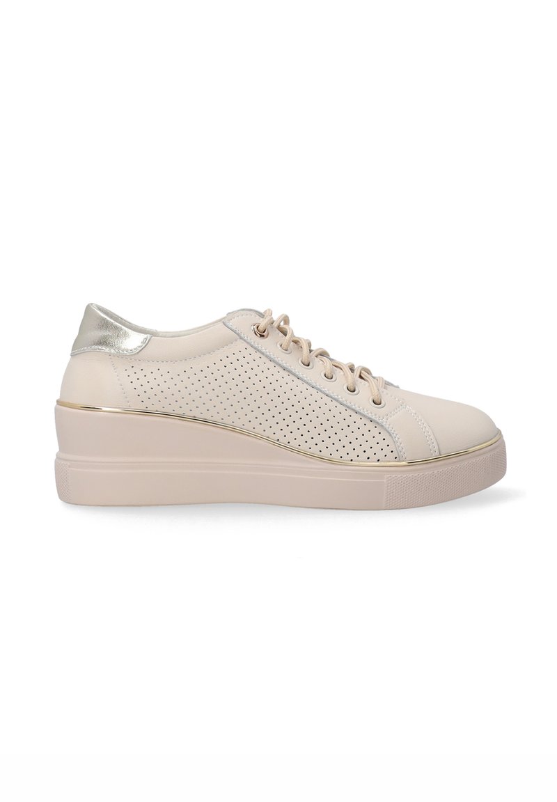 Beige Sneaker mit einem durchbrochenen Design, metallischen goldenen Akzenten und einer Plateausohle. Glatte Textur und runde Zehenform.