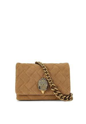 Sac à main matelassé en daim marron avec bandoulière chaîne ton or et boucle ornée en forme de griffe d'oiseau sur le rabat avant.