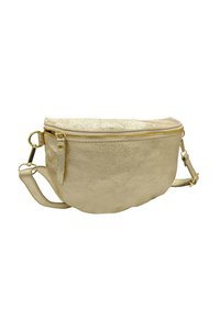 Sac à bandoulière en faux cuir métallique doré, avec une forme incurvée, fermeture éclair et sangle ajustable. Texture lisse, accents matériels minimalistes.