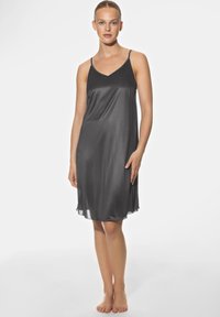 Satin nuisette sans manches en gris foncé avec un décolleté en V, silhouette fluide et texture douce, arrivant juste au-dessus des genoux.
