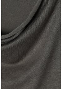 Tissu gris foncé avec une texture côtelée fine et des plis doux, montrant des détails en gros plan de tricot et une surface lisse.