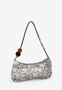 Bolso de mano con estampado de serpiente y forma curva, que cuenta con un exterior texturizado, una correa negra y cuentas decorativas en negro y ámbar contrastantes.