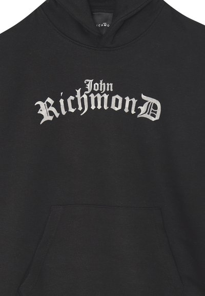 Felpa nera realizzata in tessuto morbido, con tasca frontale a marsupio e testo argento prominente "John Richmond" in un carattere decorativo.