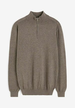 Zip-neck sweater i en lys brun farve, lavet af blødt stof. Har lange ærmer samt ribstrik nederst og ved ærmerne for et tætsiddende look.