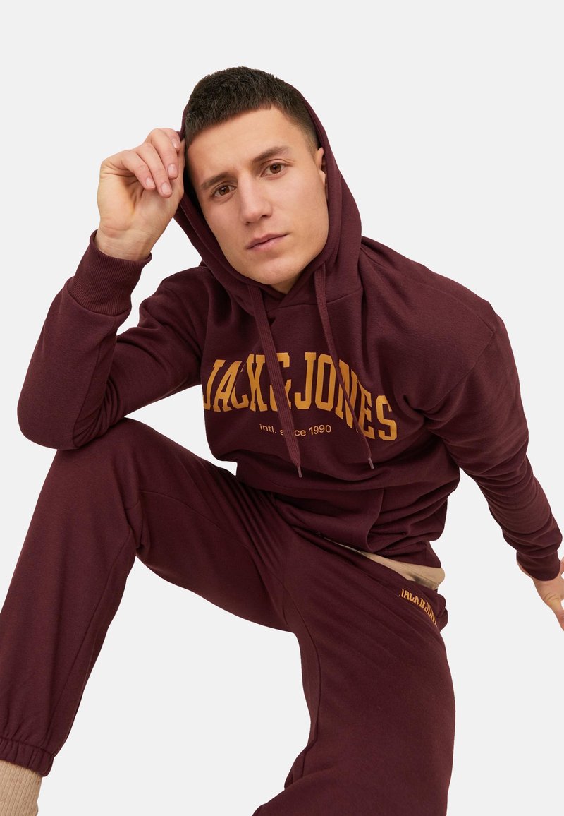 Jack & Jones JOSH MIT TUNNELZUG, KÄNGURUTASCHE UND LABEL-PRINT - Hættetrøje - rot