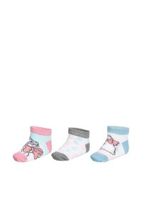 Tre paia di calzini per neonati: rosa con un design di cartone animato, bianchi con pois e azzurri chiari con un fiocco, con accenti di colore variabili.