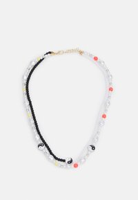 Colar de contas com contas pretas, brancas e em coral, com acentos em prata e pérola. Detalhe notável de yin-yang em duas contas.