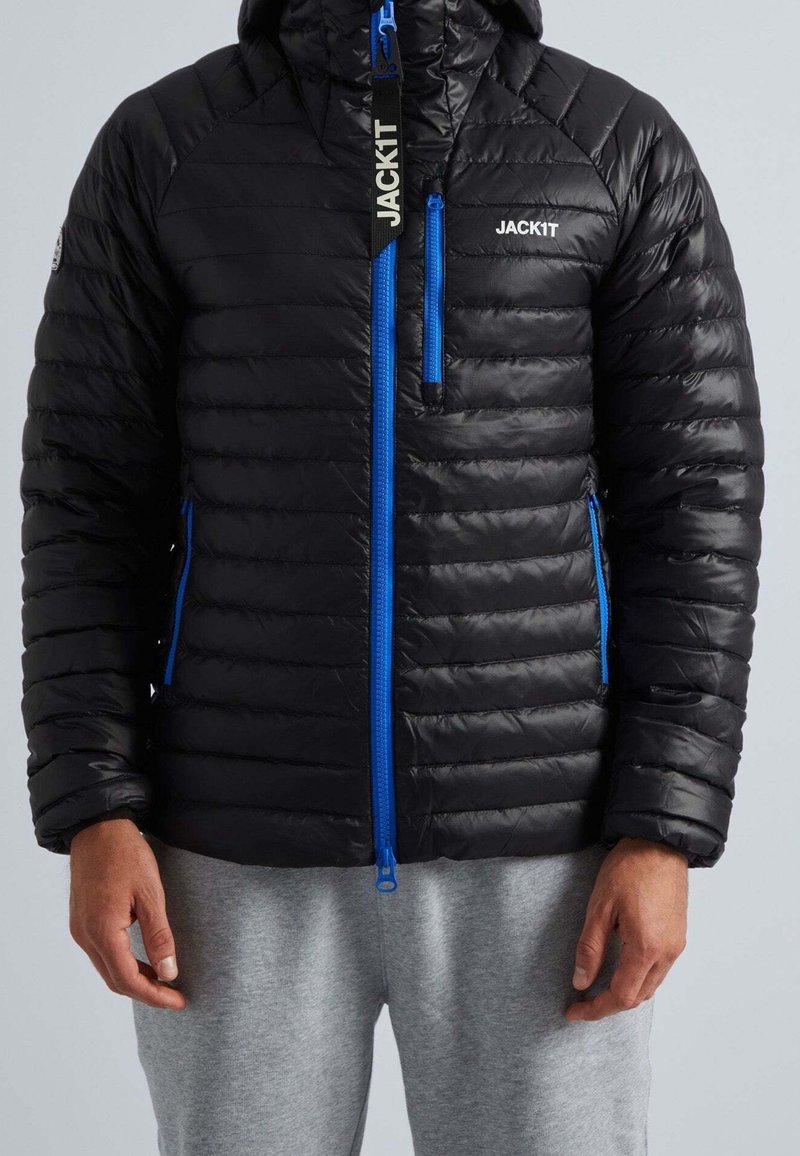 Veste matelassée noire avec fermeture éclair bleue et accents bleus, dotée d'une capuche, de coutures horizontales et de poches latérales. Le matériau semble brillant et léger.