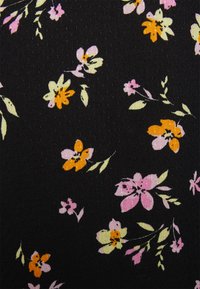 Tecido preto com um padrão floral de flores rosas, amarelas e laranjas, complementado por folhas verdes e uma superfície texturizada subtil.