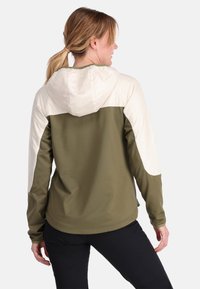 Kapuzenjacke mit olivgrünem Körper und cremefarbenen Schultern. Verfügt über eine glatte Textur, eine körpernahe Passform und lange Ärmel.