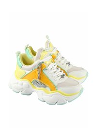 Vastag talpú sportcipők fehér, sárga és menta színkombinációval. Háló és patent díszítésekkel, vastag talppal és dekoratív lánc részlettel rendelkezik.