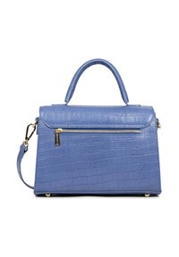 Sac à main bleu en texture crocodile avec une forme structurée, une poignée supérieure, une bandoulière amovible et un accent en doré sur la fermeture éclair à l'avant.