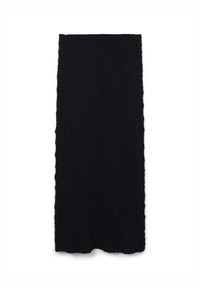Écharpe noire texturée avec un tissu plissé, de forme rectangulaire et aux bords légèrement effilochés. Conception légère et polyvalente.