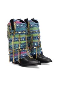 Botas de vaquero multicolores con tela deshilachada, flecos de cuentas y acentos brillantes. Punta y tacón negros suaves y afilados.