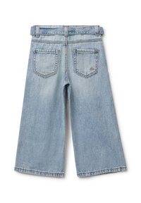 Culottes de denim azul claro con cintura alta, piernas anchas y dos bolsillos traseros con un detalle de costura decorativa.