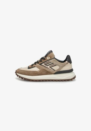 Scarpa sportiva marrone e beige con upper testurizzato, accenti neri e suola in gomma. Presenta lacci e dettagli metallici decorativi.