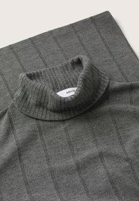 Szary, prążkowany sweter z wysokim kołnierzem, charakteryzujący się pionowym teksturowaniem. Miękki, dzianinowy materiał o swobodnym fasonie.