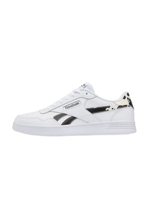 Witte lage Reebok sneaker met zwarte en beige patroonaccenten en zwart Reebok-logo aan de zijkant.