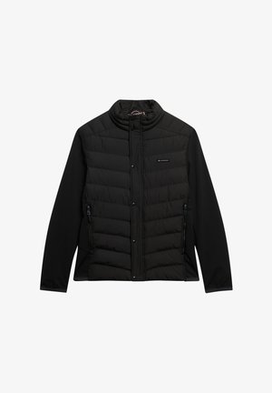 Giubbotto imbottito nero con maniche lunghe, zip e bottoni a pressione, due tasche frontali con zip e un piccolo logo sul petto.
