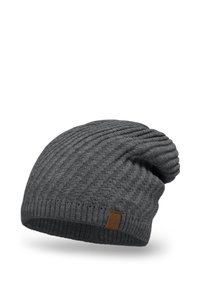 Berretto lavorato a maglia grigio con una texture a coste ondulate. Presenta una piega sul bordo e un piccolo tag in pelle. Materiale morbido.