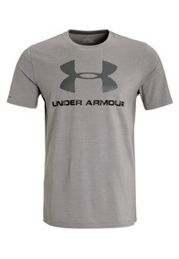 Camiseta gris de manga corta hecha de algodón, con un gran logo negro y el texto "UNDER ARMOUR" en la parte frontal. Corte estándar.