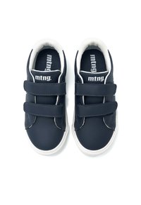 Zapatillas de deporte azul marino con parte superior de cuero suave, dos tiras de Velcro, acentos en blanco y un collar acolchado para mayor comodidad. Logo de la marca en la plantilla.