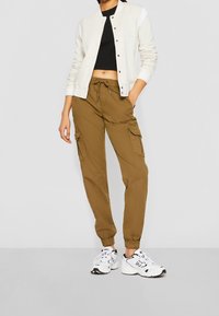 Urban Classics Cargobyxor - olive