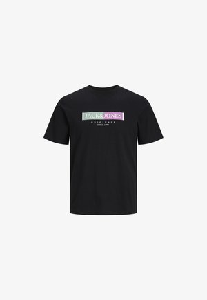 T-shirt nera a maniche corte con la scritta "JACK & JONES ORIGINALS SINCE 1990" in verde, viola e bianco al centro del petto.