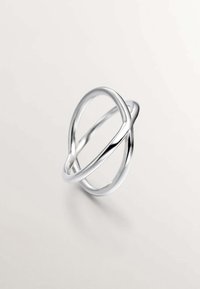 Anillo de plata con bandas entrelazadas, superficie lisa, acabado brillante, que presenta tres lazos superpuestos. Diseño minimalista, textura reflectante.