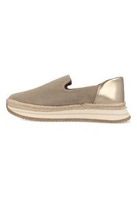 Beige slip-on sko med overdel i ruskind, metallic accent ved hælen og en vævet jute mellemsål. Har en struktureret gummisål for godt greb.