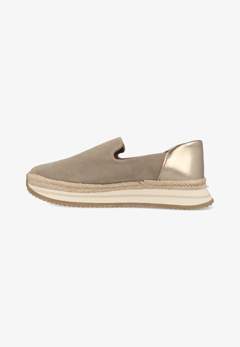 Beige instapper met een bovenwerk van suede, metallic accent bij de hak en een geweven jute middenzool. Beschikt over een profielrubberen buitenzool voor grip.