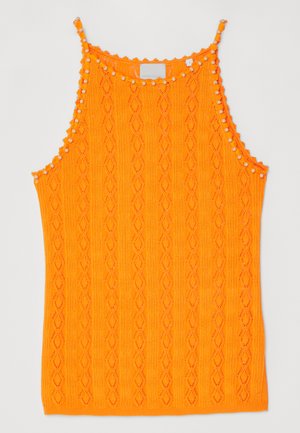 Lys oransje strikket tank topp med diamantmønster og små duskdetaljer langs halsen og stroppene.