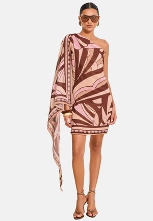 Frau trägt ein ein- oder schulterfreies Mini-Kleid in Pink und Braun mit fließendem Ärmel, Sonnenbrille, Creolen, Armreifen und Riemchen-Heels.