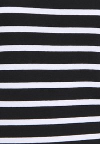 Pattern di tessuto a righe orizzontali bianco e nero con strisce alternate spesse e sottili.