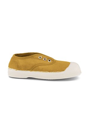 Chaussure en toile jaune moutarde à enfiler avec semelle et bout en caoutchouc blanc, dotée de trois œillets métalliques sans lacets.