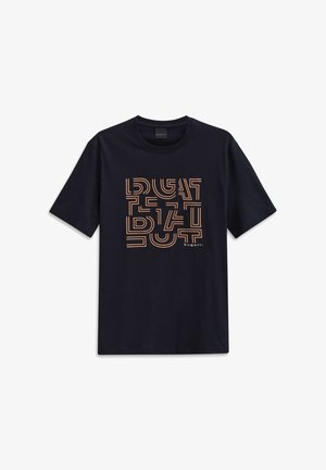 Marineblaue Baumwoll-T-Shirt mit geometrischem Grafikdesign in Orange und Weiß. Runder Halsausschnitt und kurze Ärmel.
