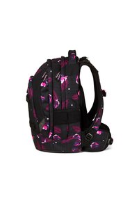 Zaino nero con un design floreale in rosa e viola, spallacci imbottiti e più scompartimenti per la conservazione.