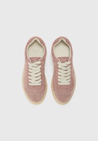 Rosa semskesneakers med lyse beige snørebånd, en avrundet tå og en teksturert gummisåle. Har merkevarelogo på siden og et mykt interiør.