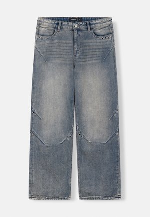 Hellblaue Jeans mit weitem Bein aus Denim, ausgestattet mit seitlichen Taschen, Metallnietsen und gesteppten Details vorne und hinten.