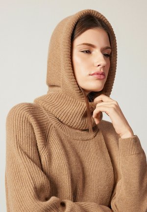 Sweater tricoté couleur chameau avec un haut col côtelé et une capuche. Présente un tissu texturé et une coupe décontractée avec des poignets côtelés.