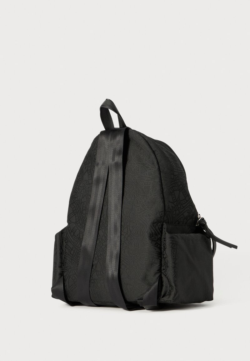 Svart ryggsäck med texturerat mönster, justerbara remmar, ett handtag i toppen och sidofickor. Designad med en stilren, rundad form.