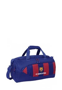 Sac de sport bleu et rouge arborant le logo du FC Barcelone et des rayures, équipé de poignées et de fermetures éclair pour un transport et un accès faciles.