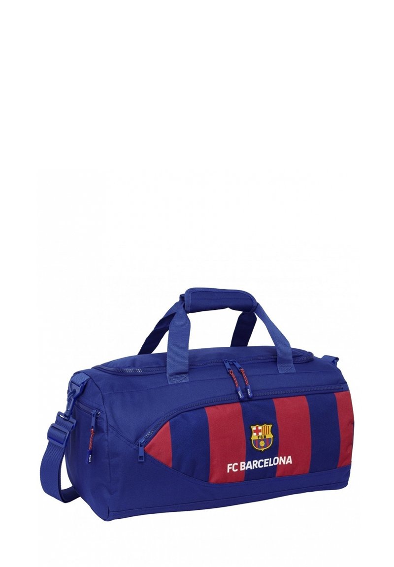 Sac de sport bleu et rouge arborant le logo du FC Barcelone et des rayures, équipé de poignées et de fermetures éclair pour un transport et un accès faciles.