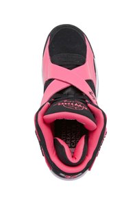 Schwarzer und pinkfarbener Sportschuh mit Kreuzriemen-Design, strukturierten Materialien, gepolstertem Kragen und Logo auf der Innensohle.